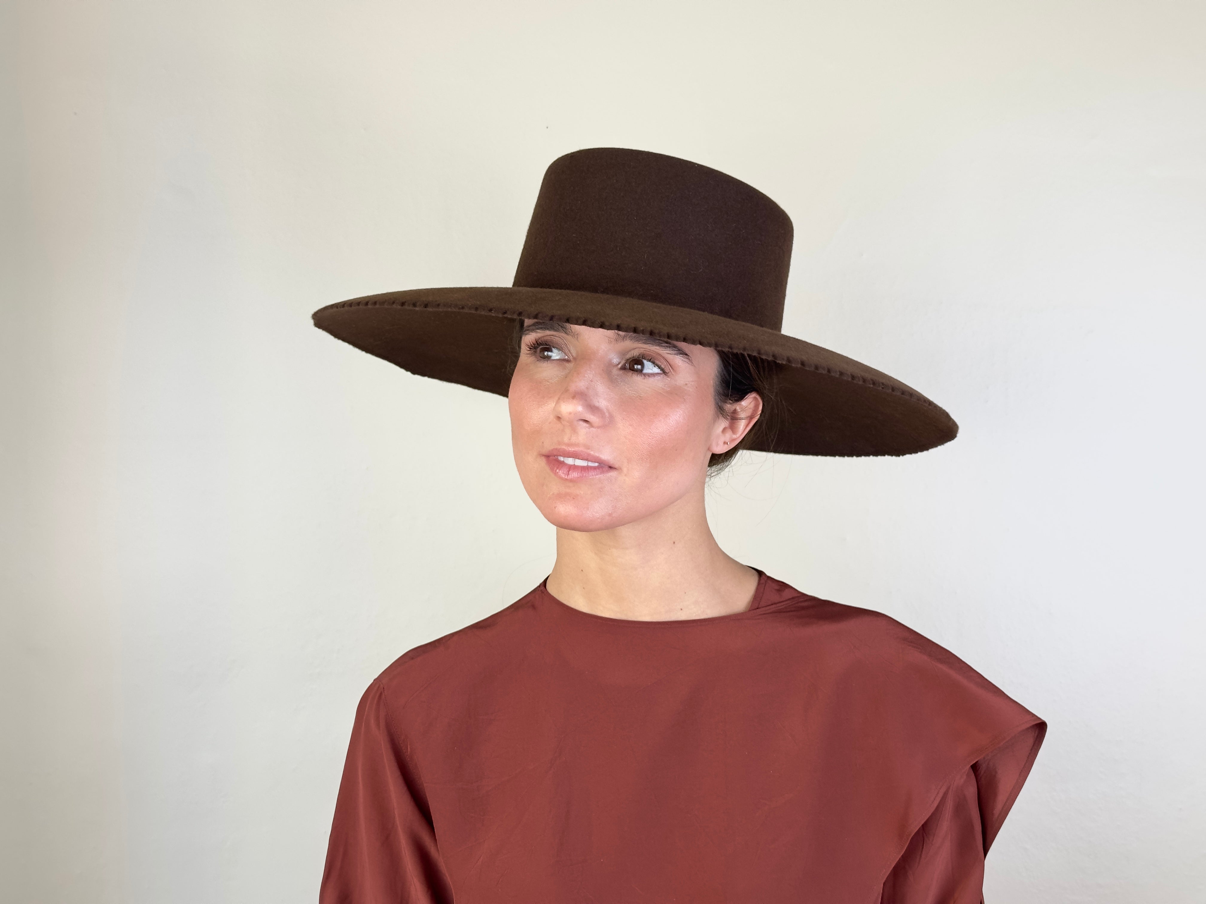 Pamela Carmen Chocolate Fieltro Alquiler de pamelas y sombreros de invitada para boda - Nana Golmar